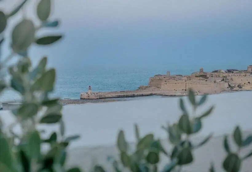 استودیو استاندارد با چشم‌انداز دریا, Valletta Kursara Port View