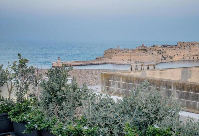 استودیو استاندارد با چشم‌انداز دریا, Valletta Kursara Port View