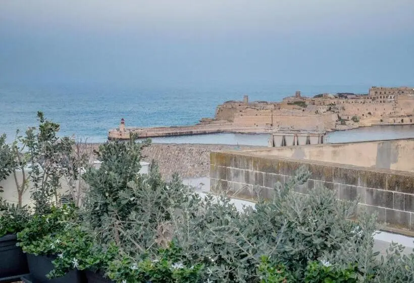 استودیو استاندارد با چشم‌انداز دریا, Valletta Kursara Port View