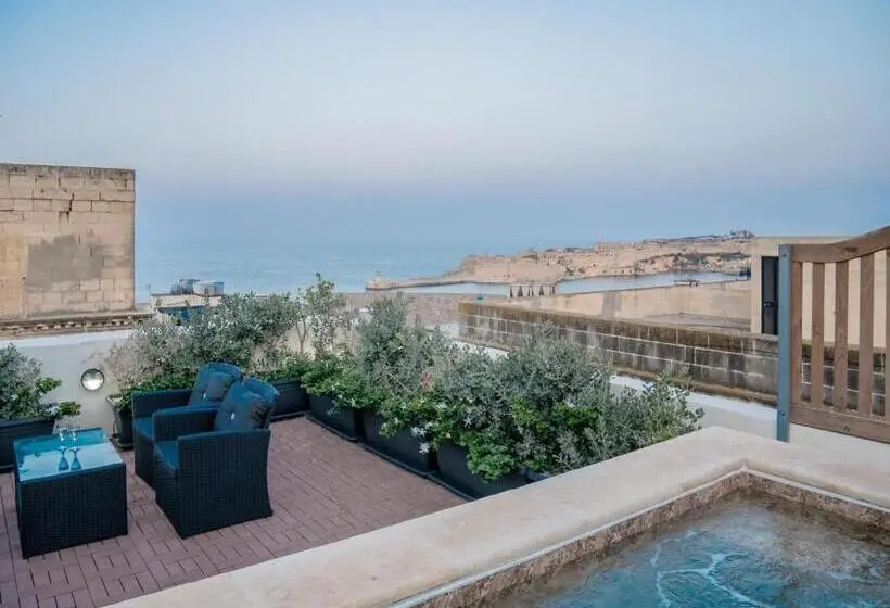 استودیو استاندارد با چشم‌انداز دریا, Valletta Kursara Port View