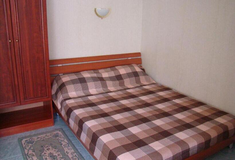 اتاق استاندارد سه تخته با بالکن, Mini Hotel In Odessa Yard