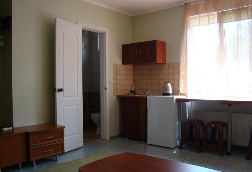 اتاق استاندارد سه تخته با بالکن, Mini Hotel In Odessa Yard