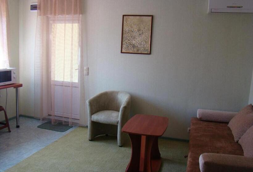 اتاق استاندارد سه تخته با بالکن, Mini Hotel In Odessa Yard