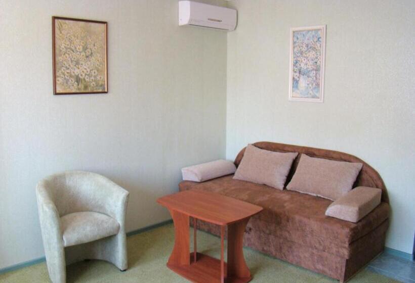 اتاق استاندارد سه تخته با بالکن, Mini Hotel In Odessa Yard