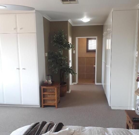 스위트 킹사이즈 침대, Bella Vista Guest House