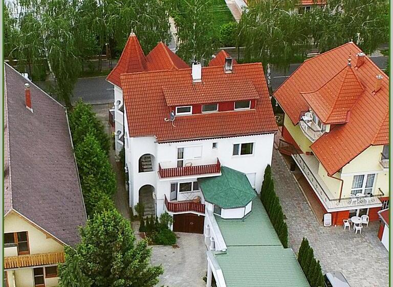 غرفة قياسية رباعية, White & Quiet Apartment House