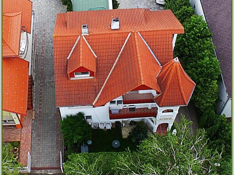 غرفة قياسية رباعية, White & Quiet Apartment House