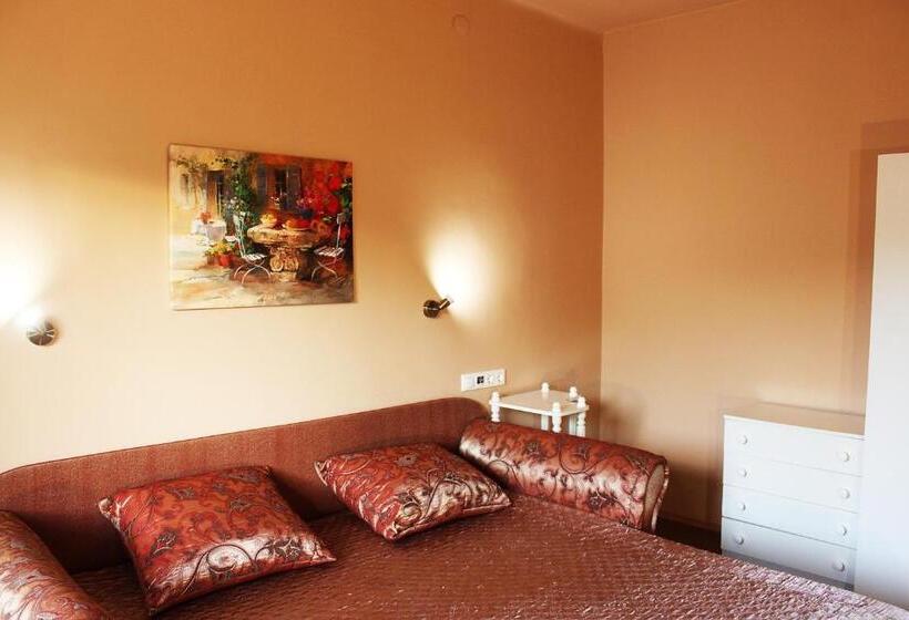 غرفة قياسية رباعية, White & Quiet Apartment House