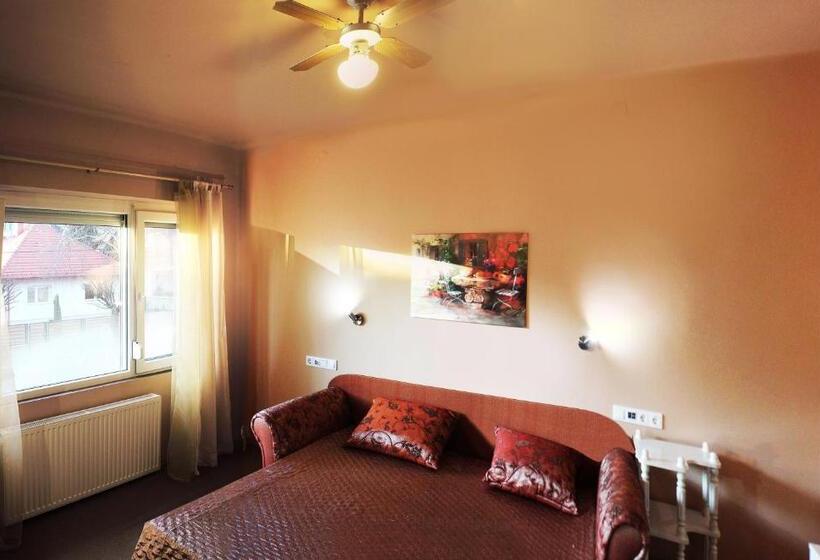 غرفة قياسية رباعية, White & Quiet Apartment House