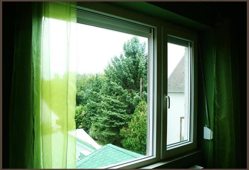 غرفة قياسية رباعية, White & Quiet Apartment House