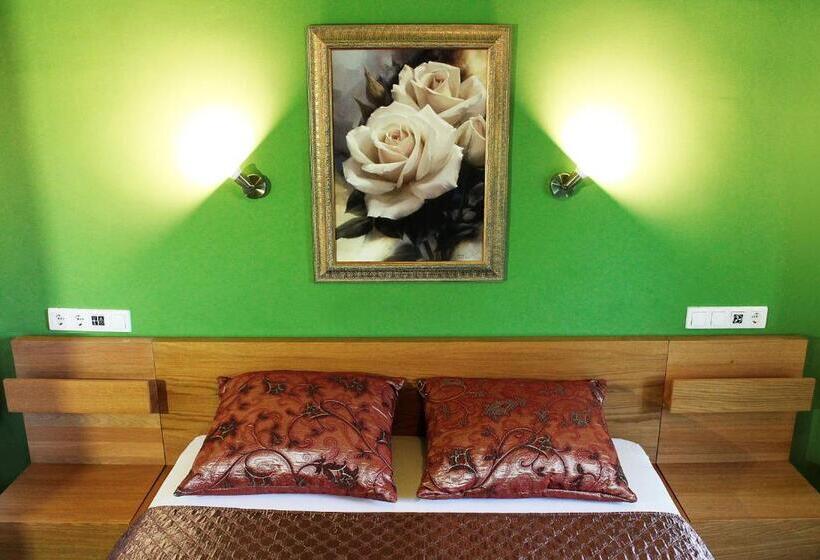 غرفة قياسية رباعية, White & Quiet Apartment House