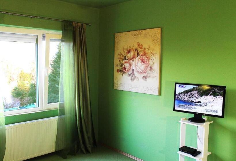 غرفة قياسية رباعية, White & Quiet Apartment House