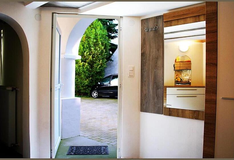 غرفة قياسية مزوَّدة بتراس, White & Quiet Apartment House