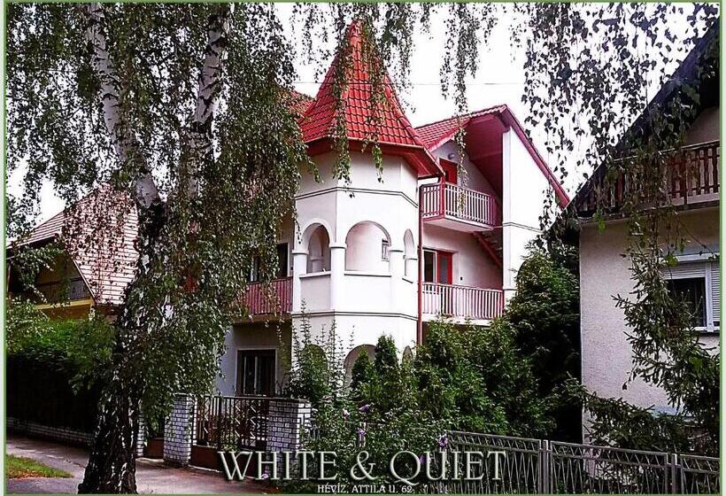 غرفة قياسية مزوَّدة بتراس, White & Quiet Apartment House