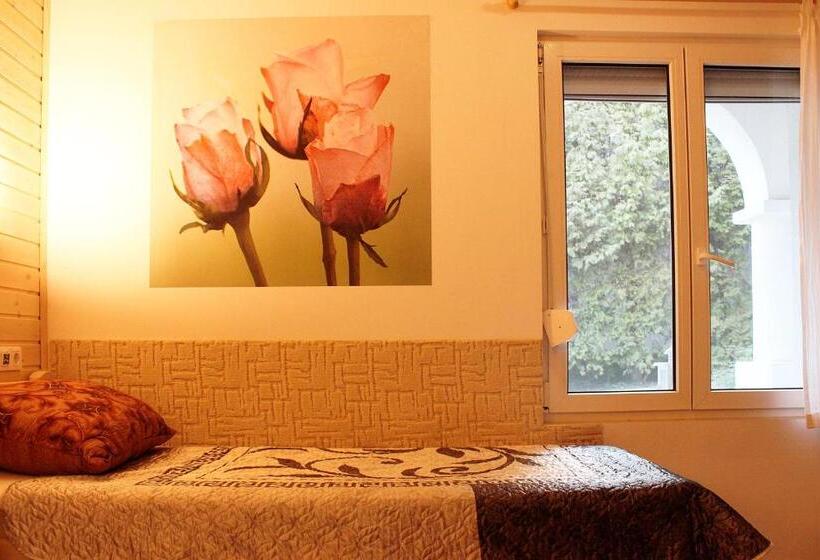 غرفة قياسية مزوَّدة بتراس, White & Quiet Apartment House