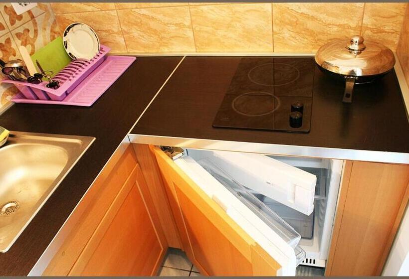 غرفة قياسية رباعية, White & Quiet Apartment House