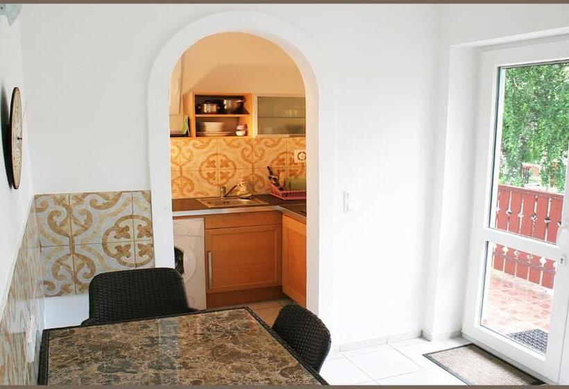 غرفة قياسية رباعية, White & Quiet Apartment House