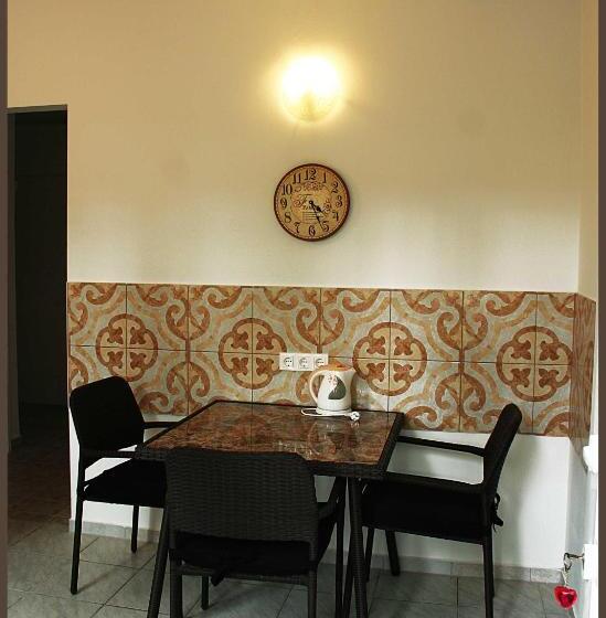 غرفة قياسية رباعية, White & Quiet Apartment House