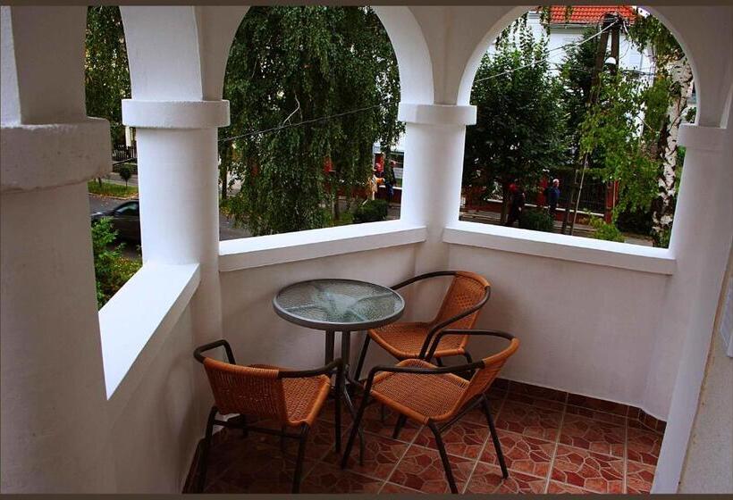 اتاق استاندارد چهار تخته, White & Quiet Apartment House