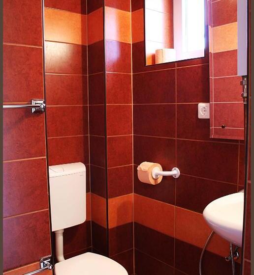 غرفة قياسية مزوَّدة بتراس, White & Quiet Apartment House