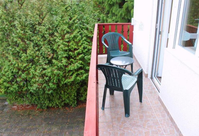 غرفة قياسية مزوَّدة بتراس, White & Quiet Apartment House