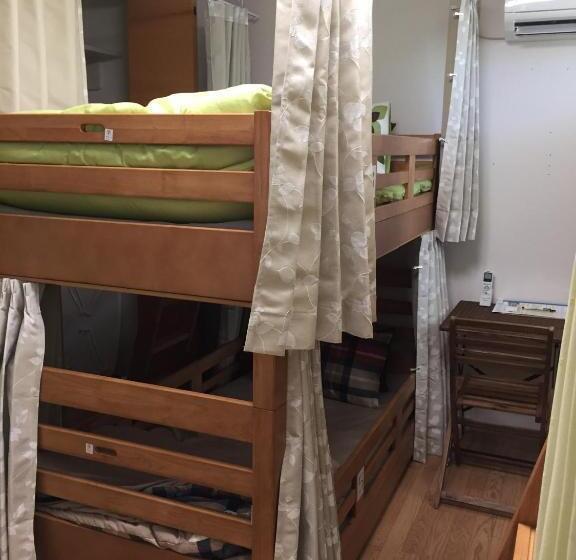 سرير فى غرفة مشتركه, Aun