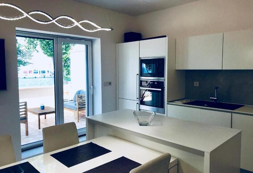 آپارتمان 1 خوابه با چشم‌انداز دریا, Apartments & Rooms Artemus Belveder