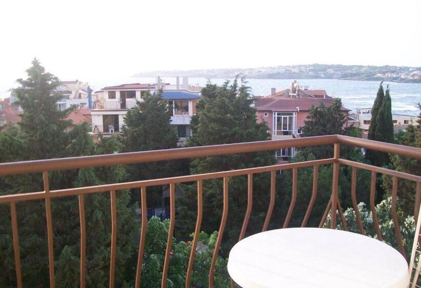 バルコニー付きスタンダードトリプルルーム, Villa Vesela