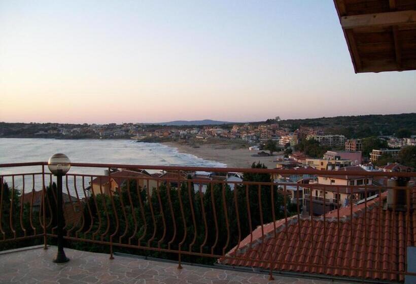 Family studio with sea view, Villa Vesela