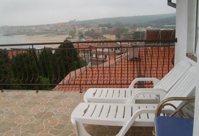 Family studio with sea view, Villa Vesela