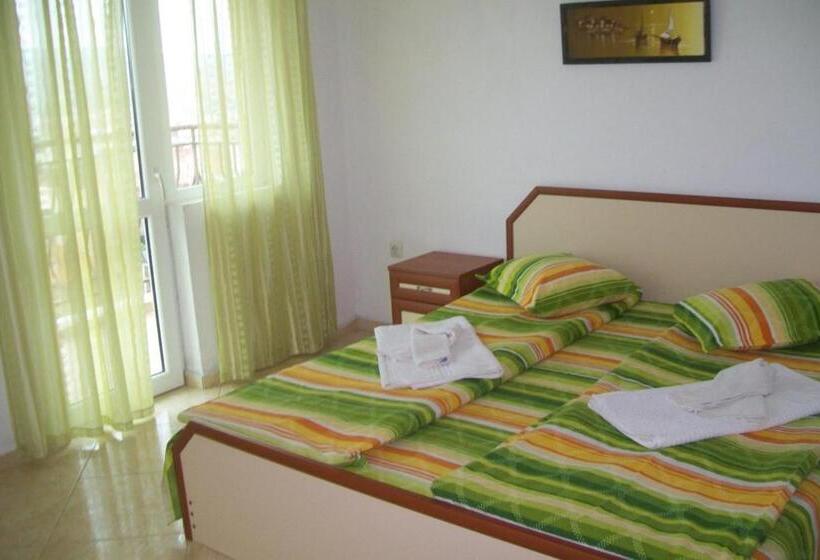 Family studio with sea view, Villa Vesela