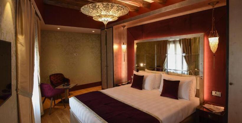 سوییت جونیور, Santa Croce Boutique