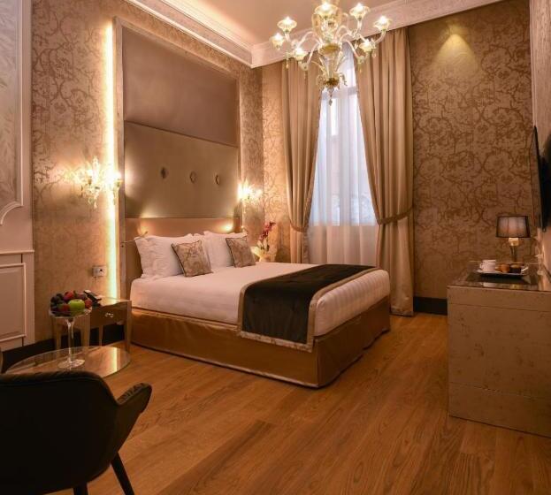 سوئیت جونیور پریمیوم, Santa Croce Boutique