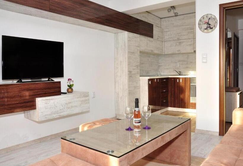 带1个卧室的公寓, Lombardi Family