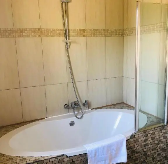 سوییت خانوادگی, A Contempo Guesthouse