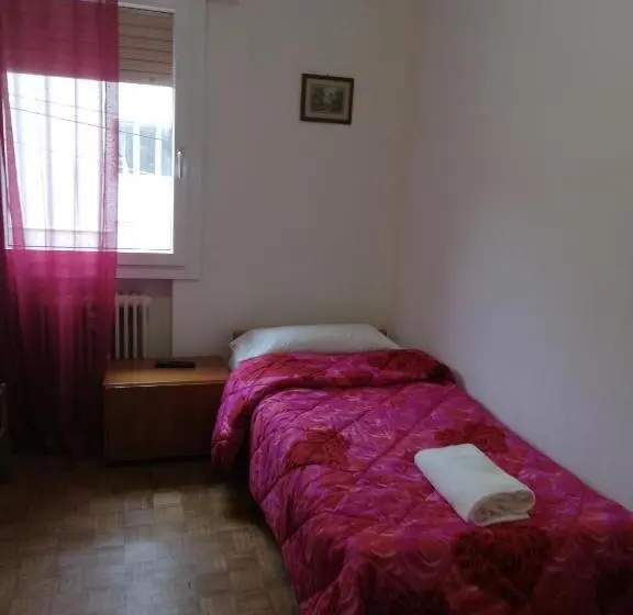 Standard Yhden Hengen Huone Jaettu Kylpyhuone, Venice Holiday