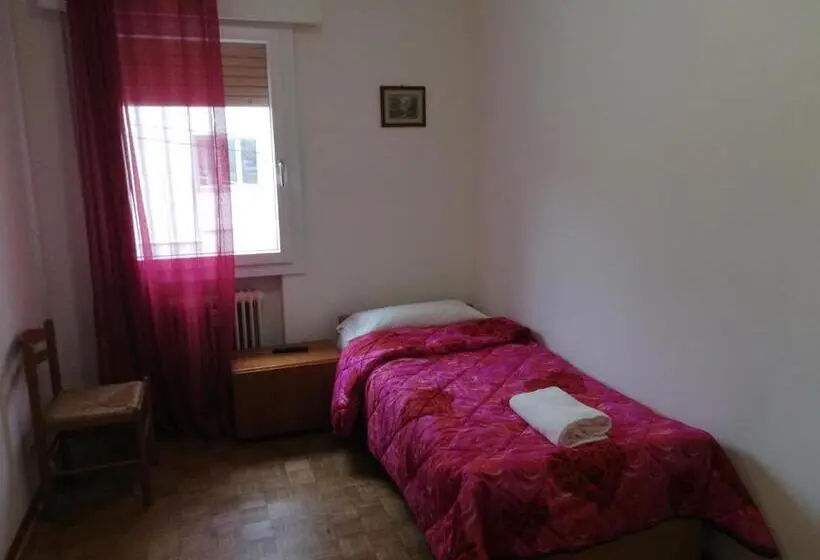 Standard Yhden Hengen Huone Jaettu Kylpyhuone, Venice Holiday