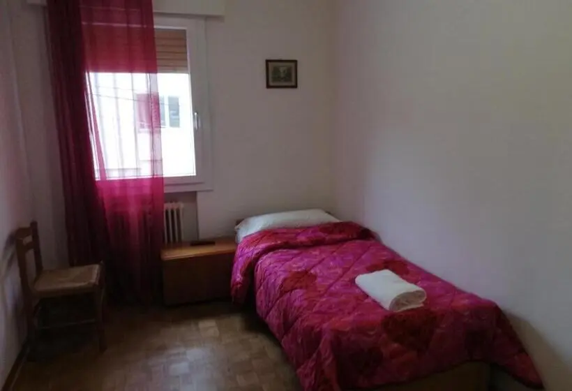 Standard Yhden Hengen Huone Jaettu Kylpyhuone, Venice Holiday