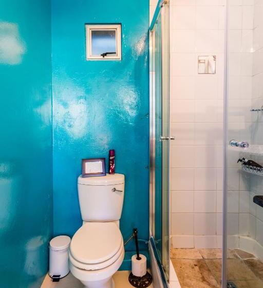 标准间, Skyview Manor