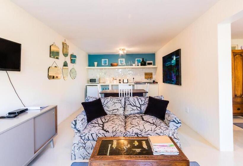 舒适型房间, Skyview Manor