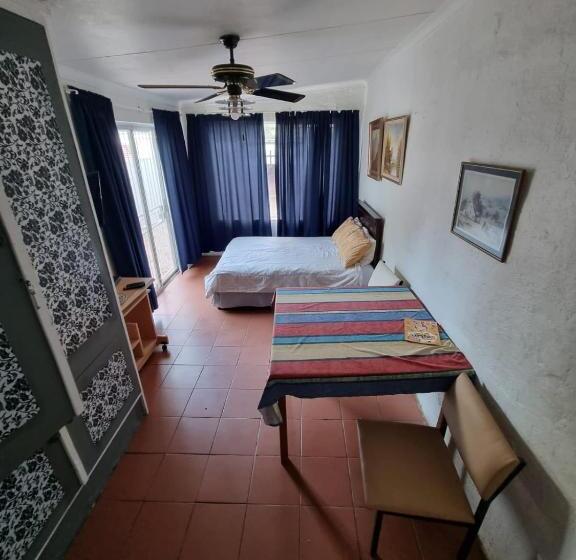 غرفة ديلوكس, The Budget Inn