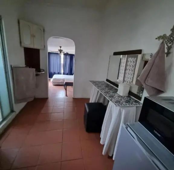 デラックスルーム, The Budget Inn