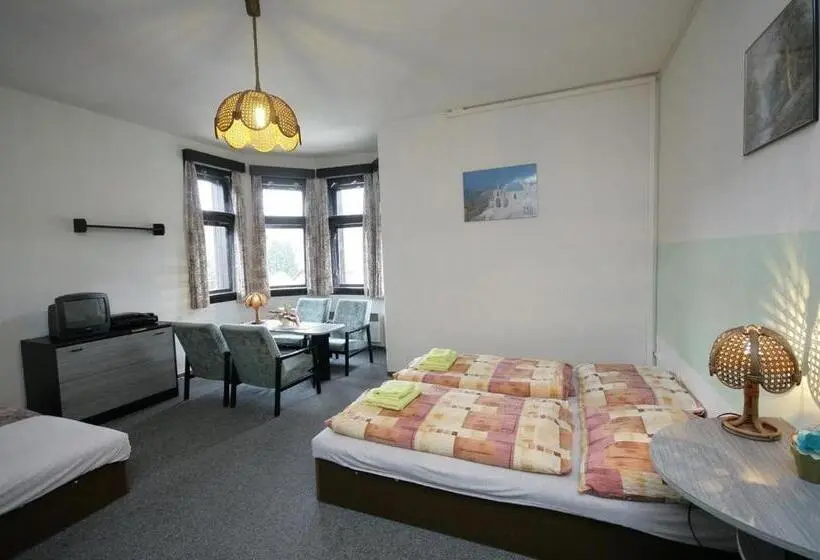Standard Neljän Hengen Huone, Penzion Akron