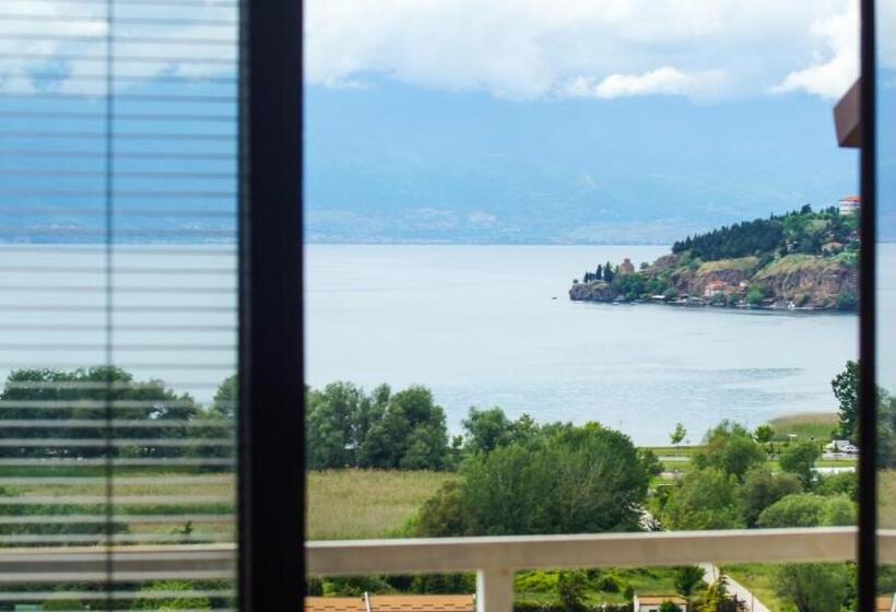 اتاق استاندارد سه نفره, Villa Megdani