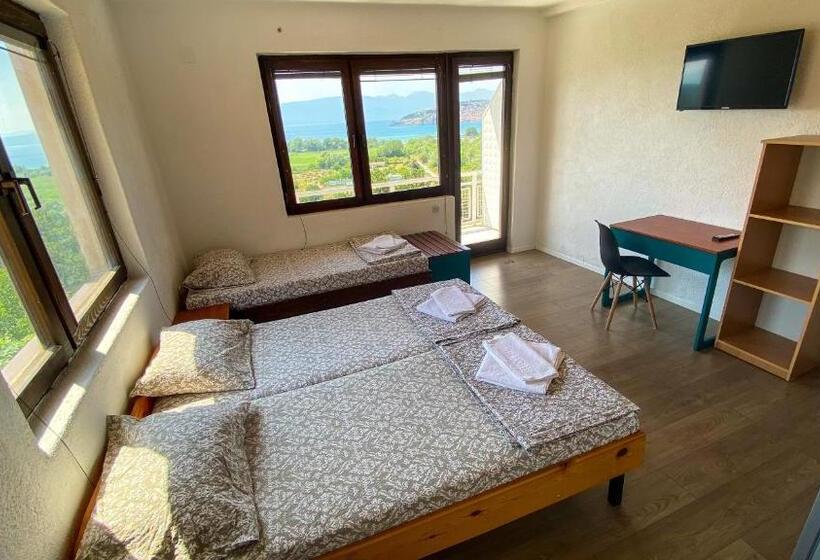 اتاق استاندارد سه نفره, Villa Megdani