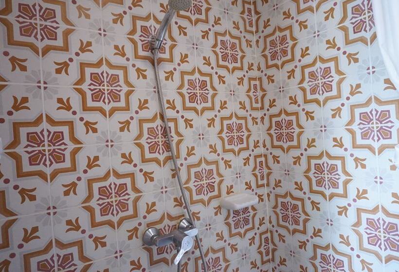 이코노미 룸, The Pho Thong Phuket