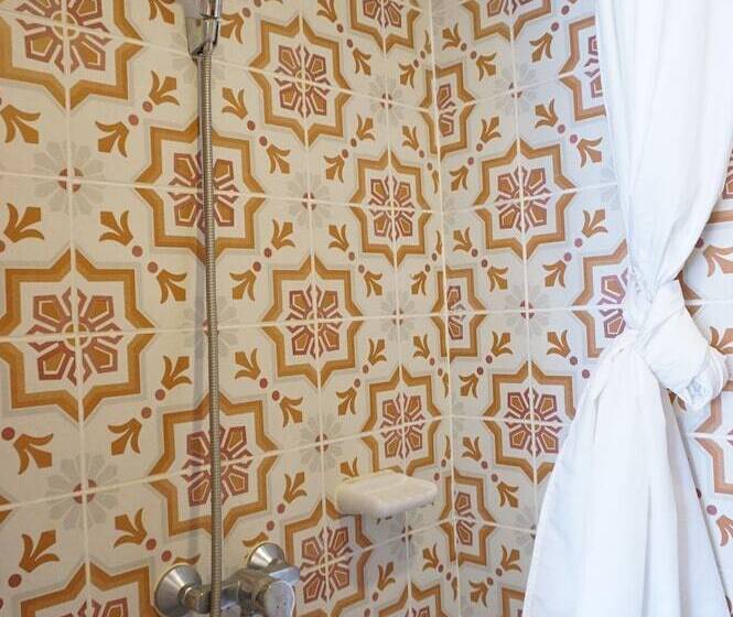 이코노미 룸, The Pho Thong Phuket