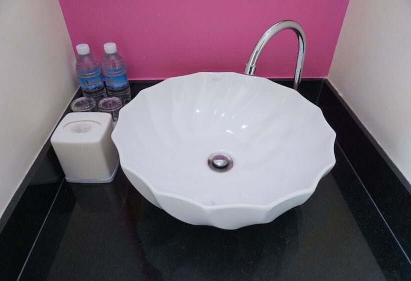 이코노미 룸, The Pho Thong Phuket