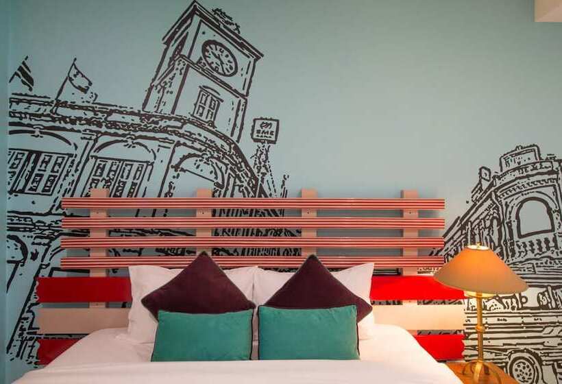 디럭스 트리플 룸, The Pho Thong Phuket