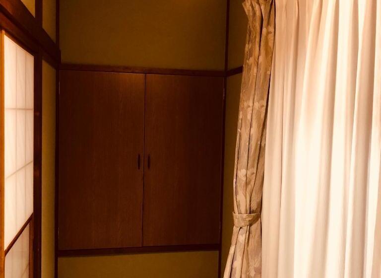 اتاق استاندارد چهارنفره با سرویس بهداشتی مشترک, Yabukiso